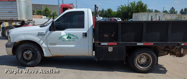 image for item MY9387 2005 Ford F350 Super Duty  flatbed pickup truck