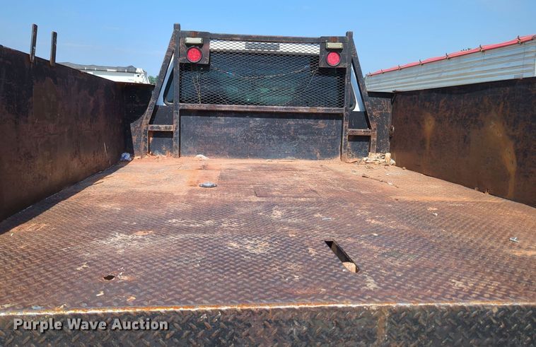 image for item MY9387 2005 Ford F350 Super Duty  flatbed pickup truck