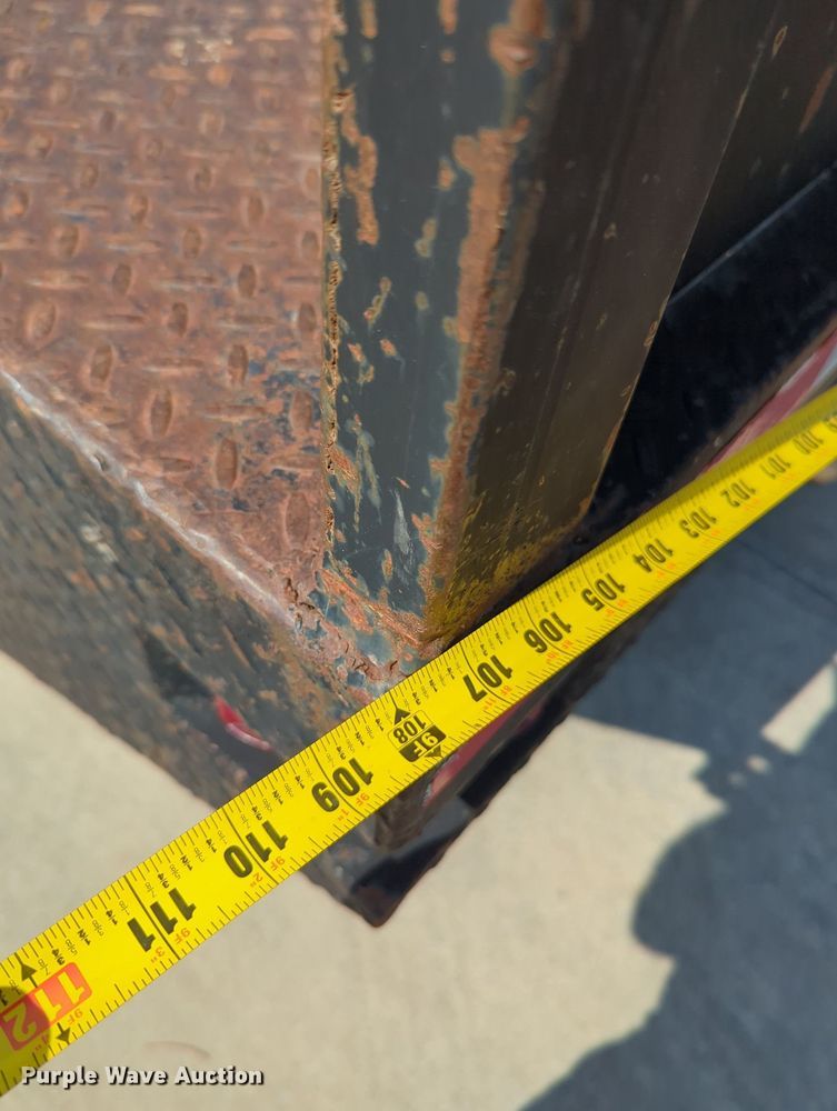 image for item MY9387 2005 Ford F350 Super Duty  flatbed pickup truck