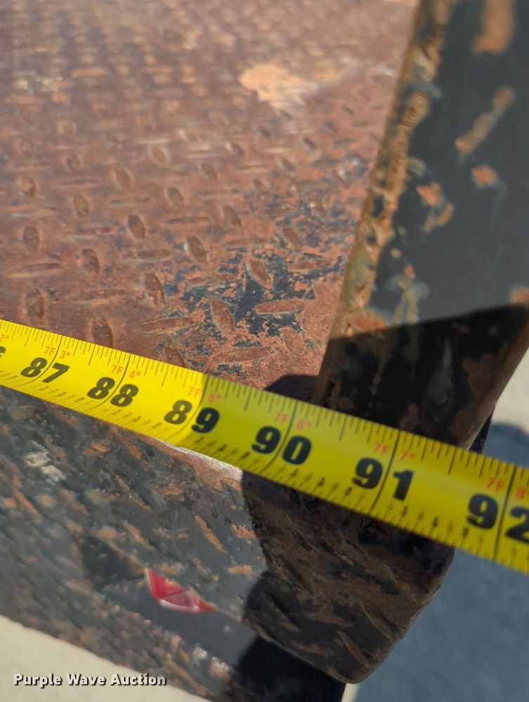 image for item MY9387 2005 Ford F350 Super Duty  flatbed pickup truck