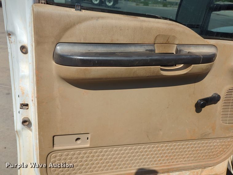 image for item MY9387 2005 Ford F350 Super Duty  flatbed pickup truck