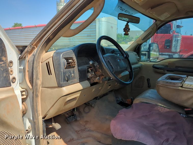 image for item MY9387 2005 Ford F350 Super Duty  flatbed pickup truck