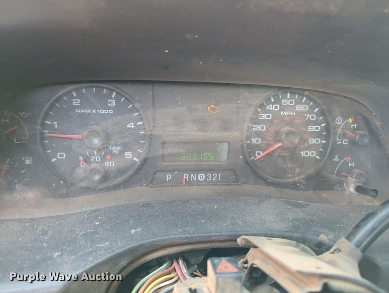 image for item MY9387 2005 Ford F350 Super Duty  flatbed pickup truck