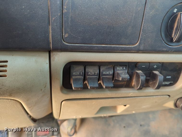 image for item MY9387 2005 Ford F350 Super Duty  flatbed pickup truck