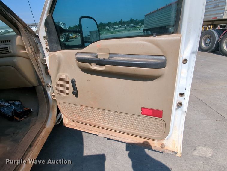 image for item MY9387 2005 Ford F350 Super Duty  flatbed pickup truck