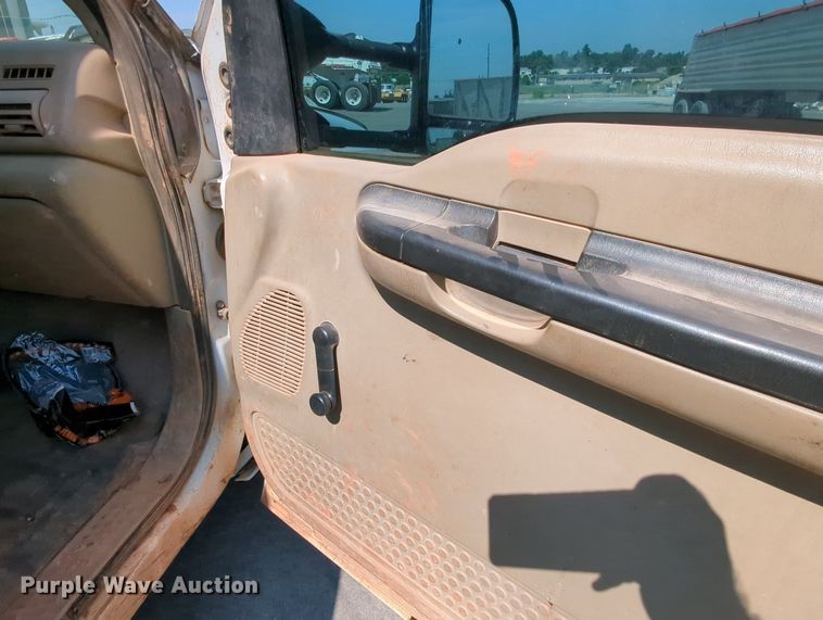 image for item MY9387 2005 Ford F350 Super Duty  flatbed pickup truck