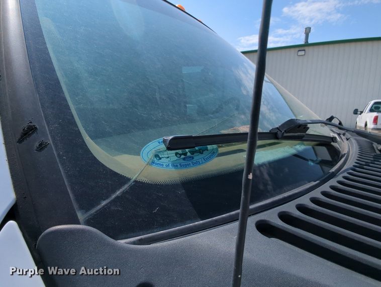 image for item MY9387 2005 Ford F350 Super Duty  flatbed pickup truck