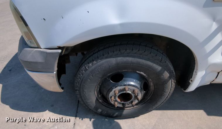 image for item MY9387 2005 Ford F350 Super Duty  flatbed pickup truck