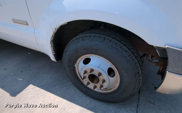 image for item MY9387 2005 Ford F350 Super Duty  flatbed pickup truck