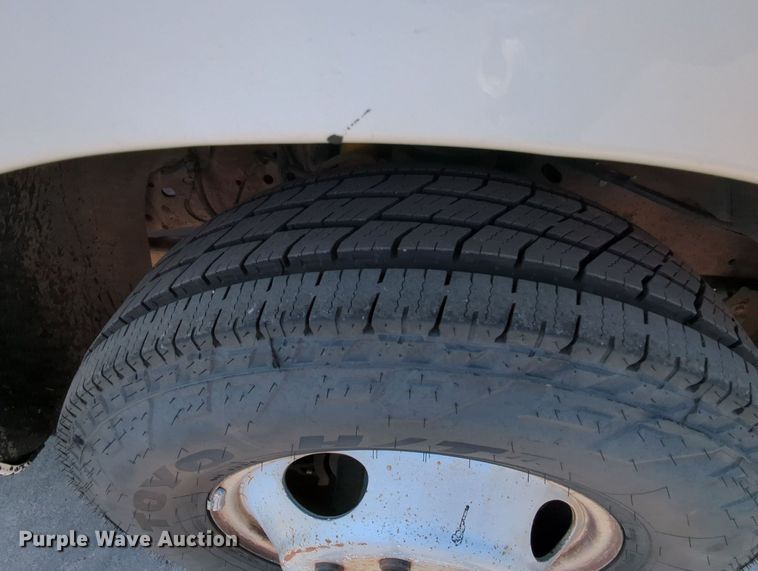 image for item MY9387 2005 Ford F350 Super Duty  flatbed pickup truck