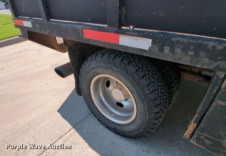 image for item MY9387 2005 Ford F350 Super Duty  flatbed pickup truck