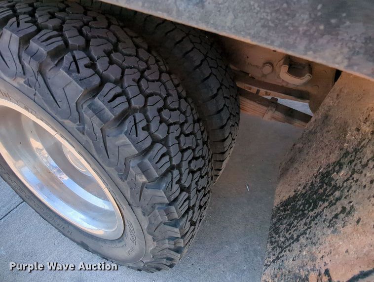 image for item MY9387 2005 Ford F350 Super Duty  flatbed pickup truck