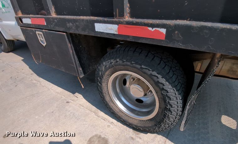 image for item MY9387 2005 Ford F350 Super Duty  flatbed pickup truck