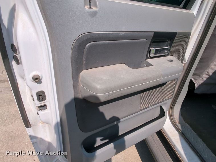 image for item MY9388 2006 Ford F150  SuperCrew pickup truck