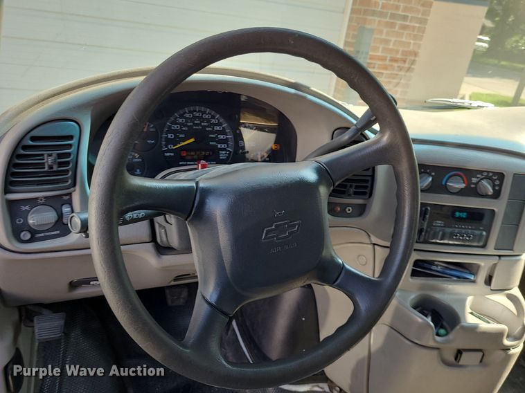 image for item NX9596 2000 Chevrolet Astro  van