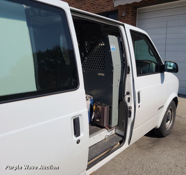 image for item NX9596 2000 Chevrolet Astro  van