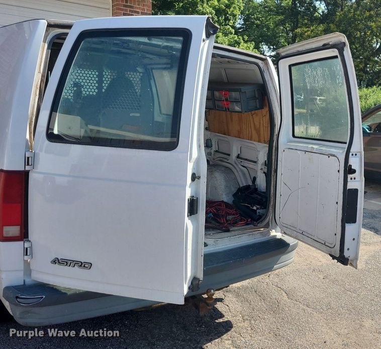 image for item NX9596 2000 Chevrolet Astro  van
