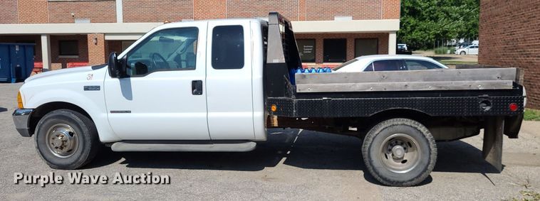 image for item NX9597 2000 Ford F350 Super Duty XLT  SuperCab flatbed pickup truck