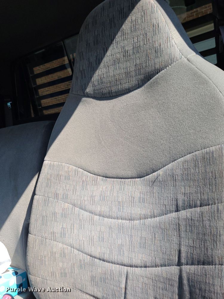 image for item NX9597 2000 Ford F350 Super Duty XLT  SuperCab flatbed pickup truck