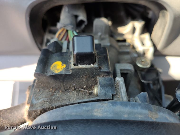 image for item NX9597 2000 Ford F350 Super Duty XLT  SuperCab flatbed pickup truck