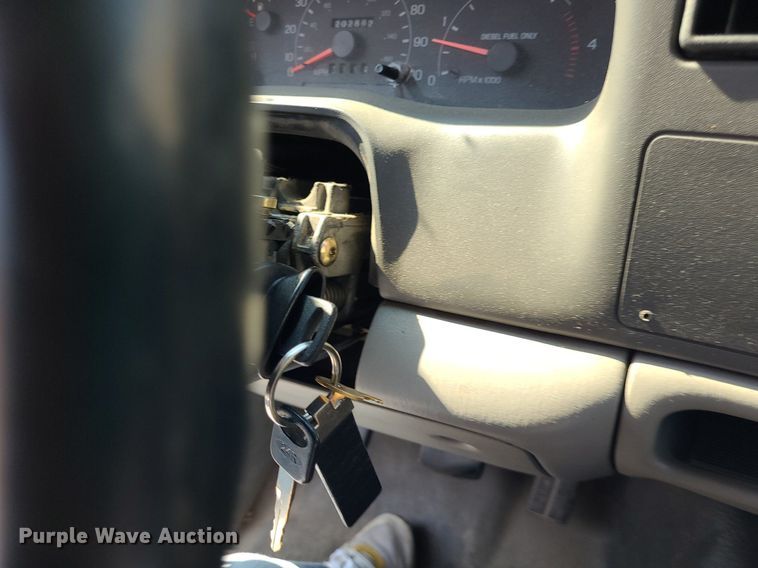 image for item NX9597 2000 Ford F350 Super Duty XLT  SuperCab flatbed pickup truck