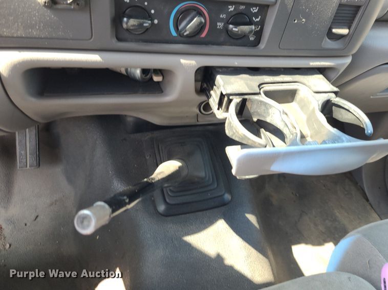 image for item NX9597 2000 Ford F350 Super Duty XLT  SuperCab flatbed pickup truck