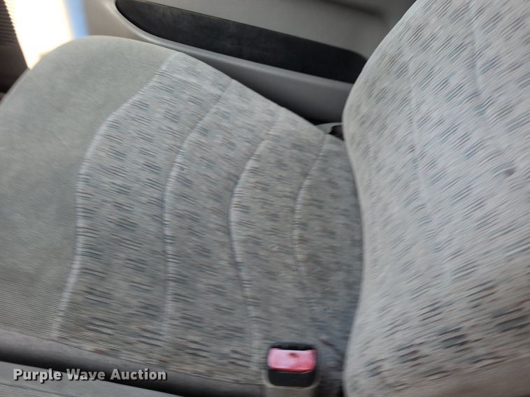 image for item NX9597 2000 Ford F350 Super Duty XLT  SuperCab flatbed pickup truck