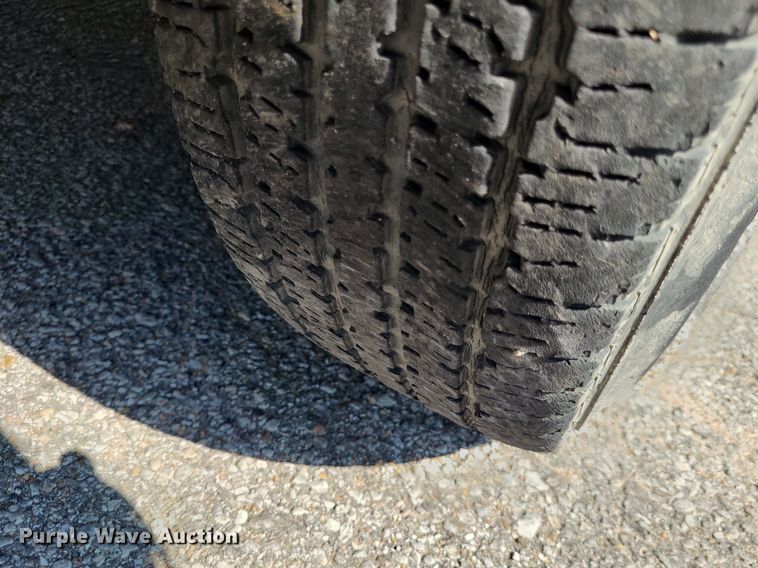 image for item NX9597 2000 Ford F350 Super Duty XLT  SuperCab flatbed pickup truck