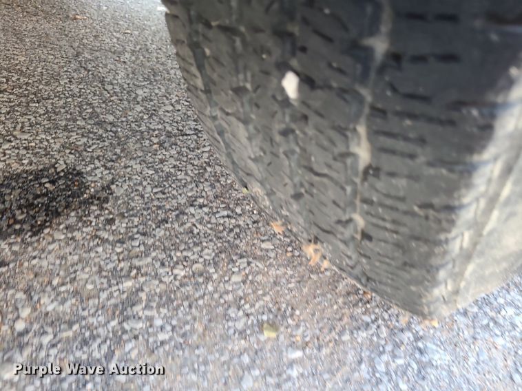 image for item NX9597 2000 Ford F350 Super Duty XLT  SuperCab flatbed pickup truck