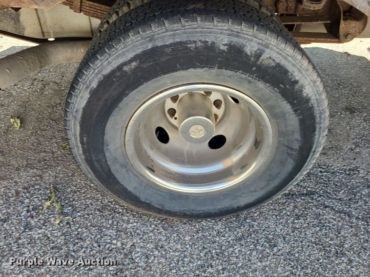 image for item NX9597 2000 Ford F350 Super Duty XLT  SuperCab flatbed pickup truck