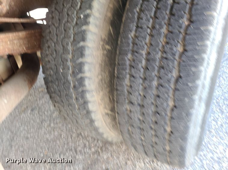 image for item NX9597 2000 Ford F350 Super Duty XLT  SuperCab flatbed pickup truck