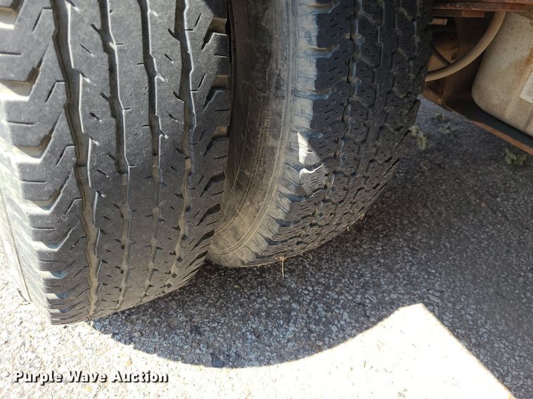 image for item NX9597 2000 Ford F350 Super Duty XLT  SuperCab flatbed pickup truck