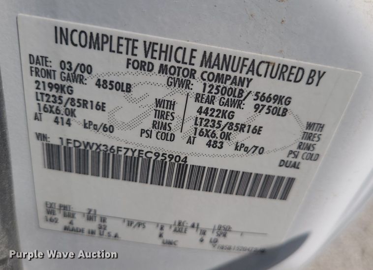 image for item NX9597 2000 Ford F350 Super Duty XLT  SuperCab flatbed pickup truck