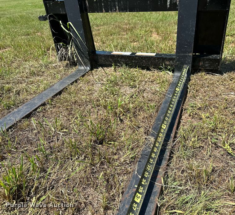 image for item OC9063 Kubota PFL5660  skid steer forks