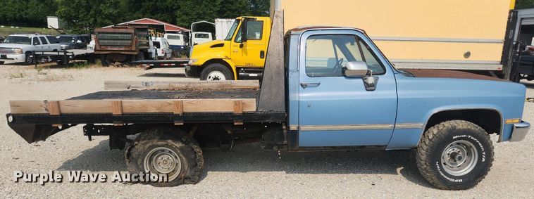image for item OK9560 1985 GMC K1500  flatbed pickup truck