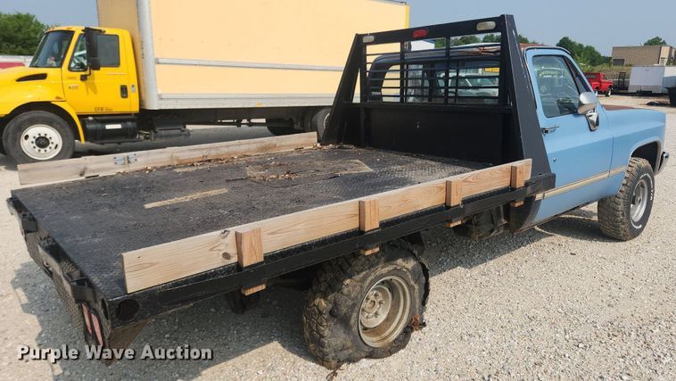 image for item OK9560 1985 GMC K1500  flatbed pickup truck