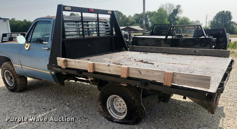 image for item OK9560 1985 GMC K1500  flatbed pickup truck