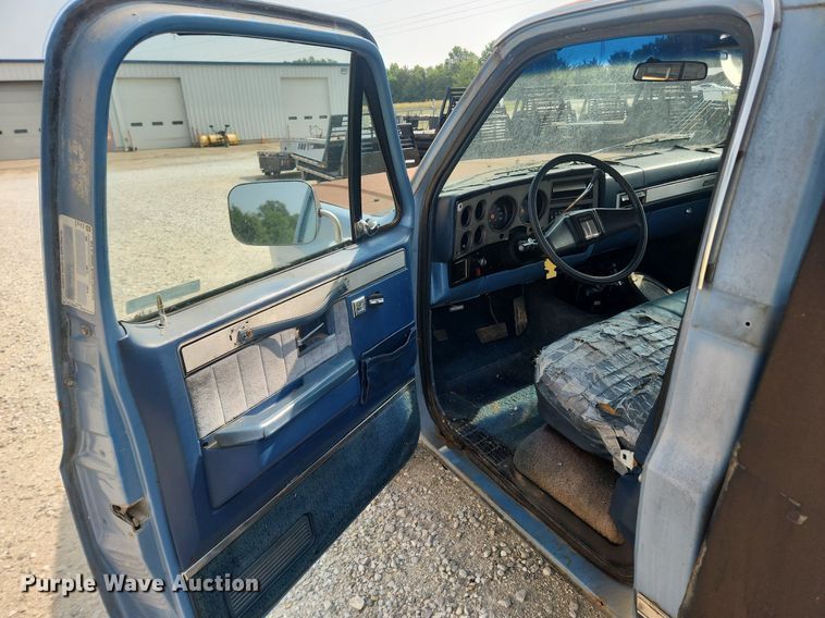 image for item OK9560 1985 GMC K1500  flatbed pickup truck