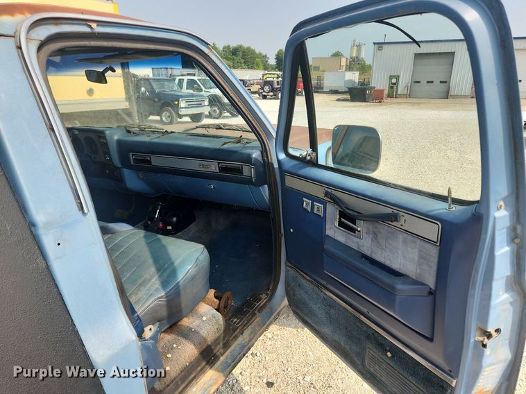 image for item OK9560 1985 GMC K1500  flatbed pickup truck