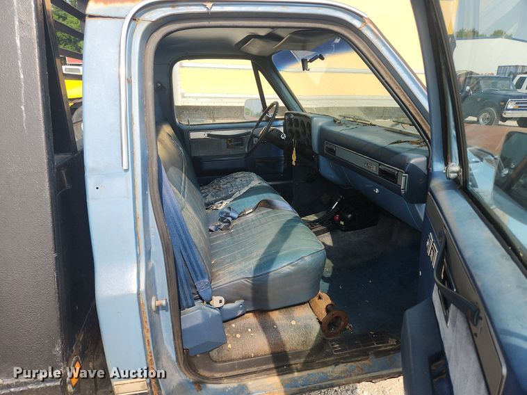 image for item OK9560 1985 GMC K1500  flatbed pickup truck