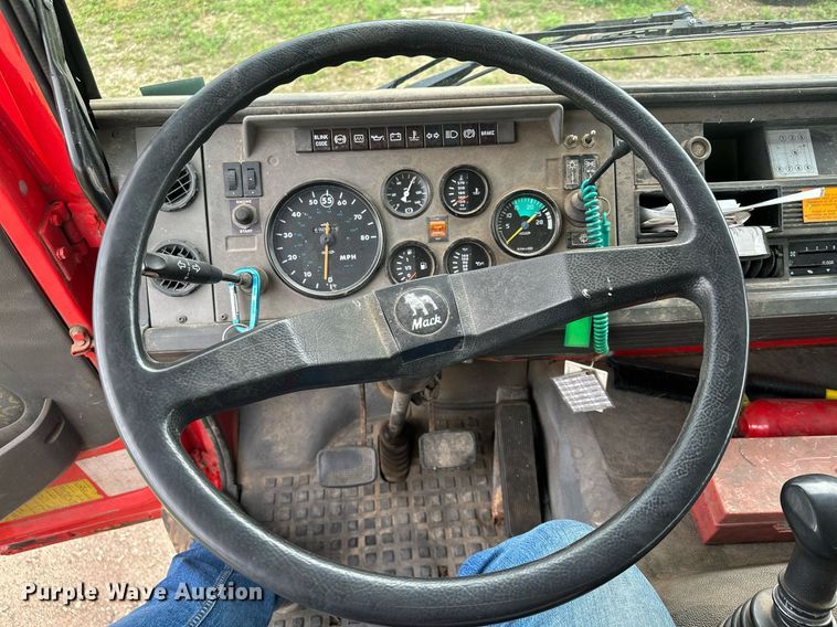 image for item AF9651 1999 Mack Manager  dump truck