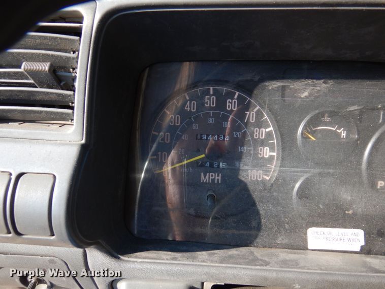 image for item AF9654 1996 Isuzu NPR  dump truck