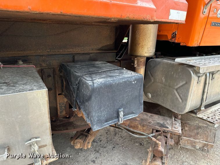 image for item AF9659 2001 Sterling L8500  dump truck