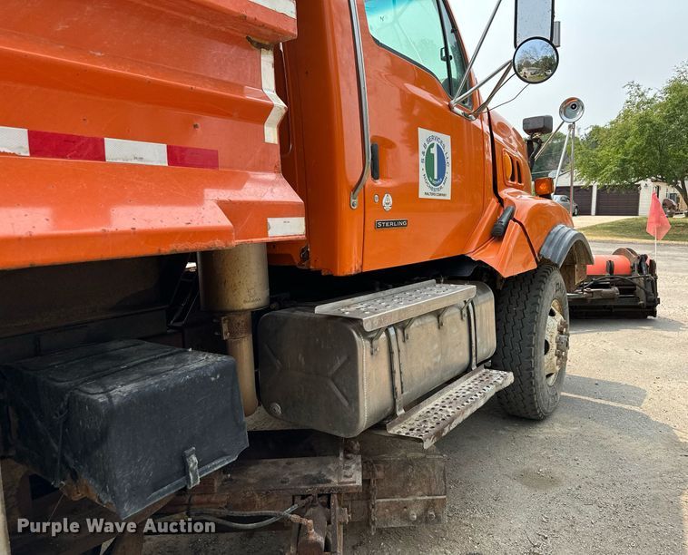 image for item AF9659 2001 Sterling L8500  dump truck