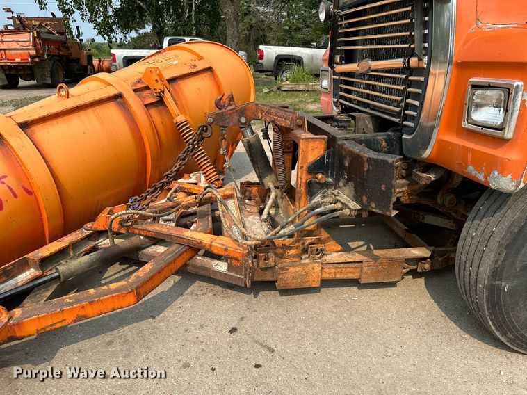 image for item AF9660 1995 Ford L8000  dump truck