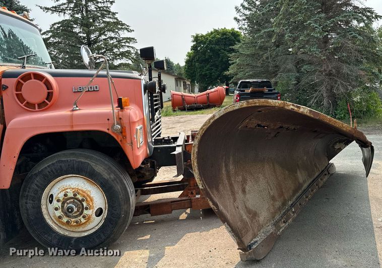 image for item AF9660 1995 Ford L8000  dump truck