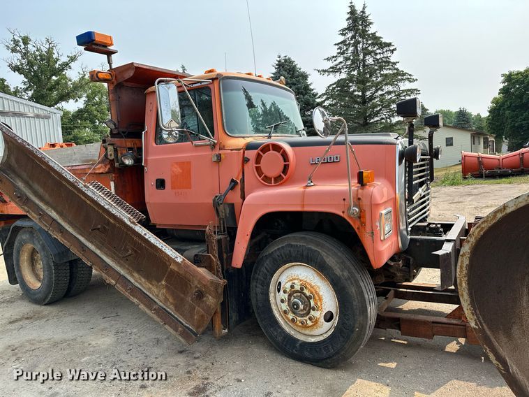 image for item AF9660 1995 Ford L8000  dump truck