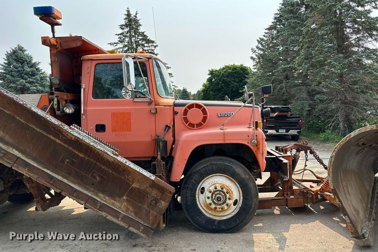image for item AF9660 1995 Ford L8000  dump truck