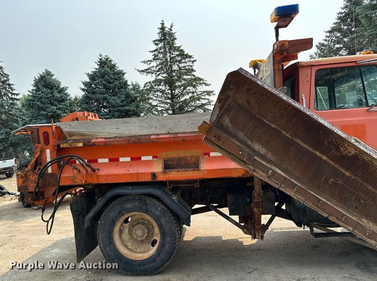 image for item AF9660 1995 Ford L8000  dump truck