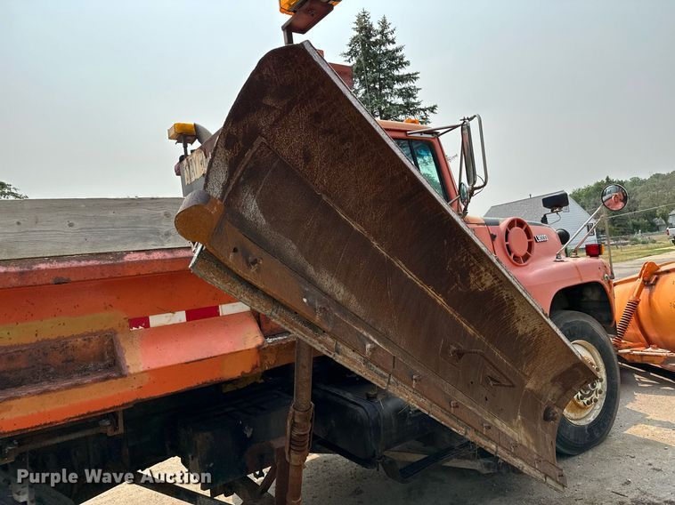 image for item AF9660 1995 Ford L8000  dump truck